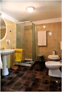 ein Bad mit einer Dusche, einem WC und einem Waschbecken in der Unterkunft Casale La Fabbrica in San Romano