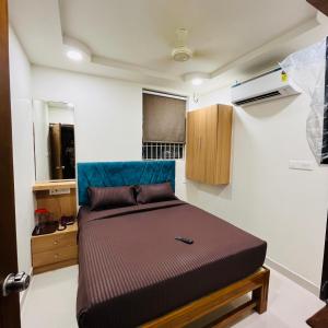 een slaapkamer met een bed in een kamer bij Sundaram Residency in Chennai