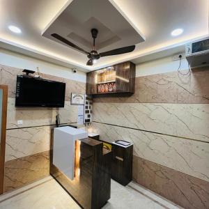 Televízia a/alebo spoločenská miestnosť v ubytovaní Sundaram Residency