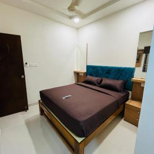 een slaapkamer met een bed in een kamer bij Sundaram Residency in Chennai
