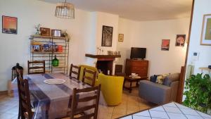 ein Wohnzimmer mit Tisch und Stühlen und einem Fernseher in der Unterkunft A 200 mètres du château : maison de ville in Carcassonne