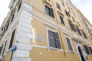 ein gelbes Gebäude mit einem Schild an der Seite in der Unterkunft Hotel Cervia in Rom