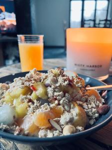 une assiette de nourriture sur une table à côté d'un verre de jus d'orange dans l'établissement Maison d'hôtes en forêt avec des chevaux, Domaine du Trèfle d'Or, à Soucht