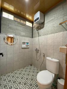 y baño con aseo y ducha. en Djiwanta Cottage by Balkondes Sambirejo, en Groyokan