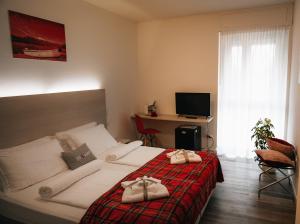 ein Schlafzimmer mit einem Bett mit zwei Handtüchern darauf in der Unterkunft Hotel Internazionale Luino in Luino