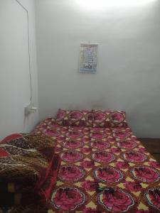 A bed or beds in a room at Rathore Guest House