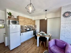 Kuchyň nebo kuchyňský kout v ubytování Joy Apartment Burgas center free parking