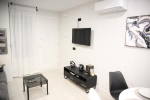 a white living room with a tv on the wall at E&R-1 Plaza España in Salamanca