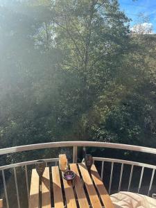 - une table sur un balcon avec vue sur les arbres dans l'établissement Zurich 2 Bedrooms Apartment, à Zurich