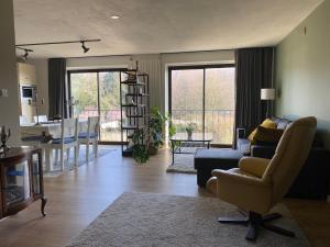 Luxe Appartement Marc في آرنم: غرفة معيشة مع أريكة وكرسي