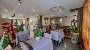 Une petite fille assise à une table dans un restaurant dans l'établissement Dusit Hotel Siem Reap, à Siem Reap