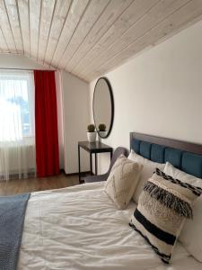 1 dormitorio con cama y espejo en la pared en House of moonlight, en Slavske