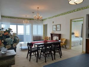 1 dormitorio y sala de estar con mesa de comedor. en Cloud Forest Homestay Genting Highlands, en Genting Highlands