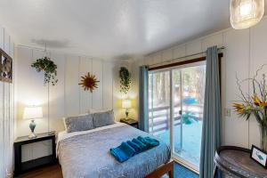 Carnelian Bay的住宿－Tahoe Twilight，一间卧室配有一张带蓝色枕头的床。