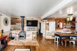 uma sala de estar com lareira e uma parede de madeira em Tahoe Twilight em Carnelian Bay