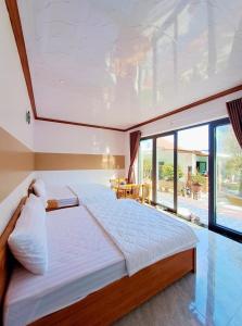 Habitación grande con 2 camas y ventana grande. en Kim vàng homestay, en Tuy An