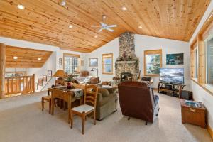 sala de estar con techo de madera y chimenea en Cascade Woods, en Tahoma