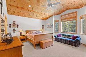 1 dormitorio con 1 cama y 1 sofá en Cascade Woods, en Tahoma