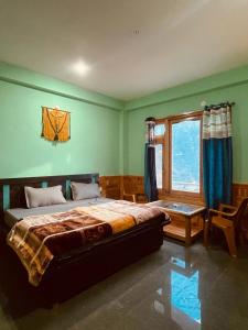 Un dormitorio con una cama grande y una ventana en Trippy Trails en Kasol