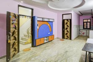 une chambre avec un tableau sur le mur dans l'établissement OYO Hotel Golden Key Inn, à New Delhi