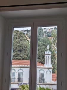 okno z widokiem na budynek w obiekcie 2 pièces , Centre ville , 100 mètres des plages. w Mentonie