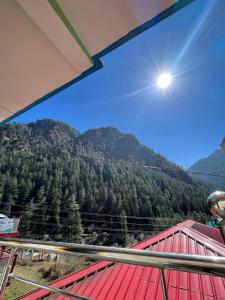 a view of a mountain with the sun in the sky at Trippy Trails in Kasol