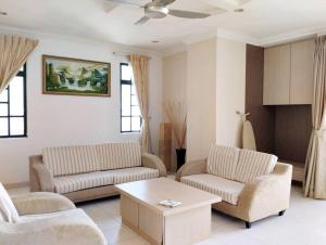 - un salon avec deux canapés et une table basse dans l'établissement Spacious & Cozy Riverine Getaways, à Kuching