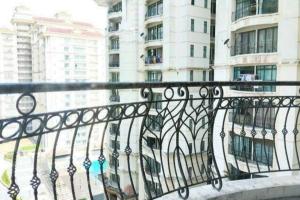 En balkon eller terrasse på Spacious & Cozy Riverine Getaways