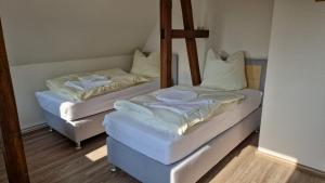 2 Einzelbetten in einem Zimmer in der Unterkunft Schillerstrasse in Burgstaedt