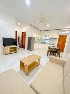ein Wohnzimmer mit einem Sofa und einem Tisch in der Unterkunft Apartment Unit Rental in Dauis Panglao Bohol in Dauis