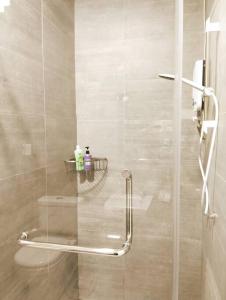 La salle de bains est pourvue d'une douche avec une porte en verre. dans l'établissement Business Getaways Suite 3 pa @ Riverine Kuching, à Kuching