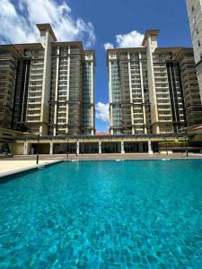ein großer Pool vor zwei großen Gebäuden in der Unterkunft Business Getaways Suite 3 pa @ Riverine Kuching in Kuching