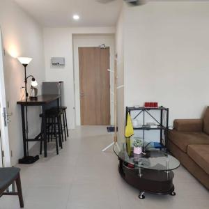 ein Wohnzimmer mit einem Sofa und einem Tisch in der Unterkunft Business Getaways Suite 3 pa @ Riverine Kuching in Kuching