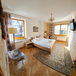 1 dormitorio con 1 cama y 1 silla en una habitación en Kalina, en Zakopane