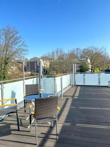 a patio with a table and chairs on a roof at Wohnung mit großer Dachterrasse in Aachen
