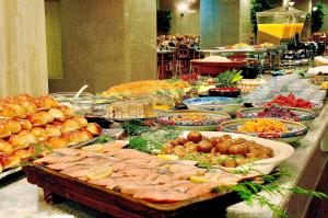 倉敷市にある倉敷駅前ユニバーサルホテルのテーブルの上に様々な種類の料理を揃えたビュッフェ