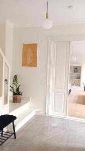 Biały salon z doniczką na ścianie w obiekcie Apartment in Danmark -Petersminde Exclusive Apartments w mieście Otterup