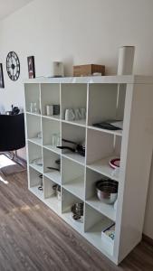 ein weißes Bücherregal in einem Zimmer in der Unterkunft Schillerstrasse in Burgstaedt