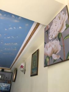 a room with a painting of flowers on the ceiling at Lasa Kusa Homestay in Pātan