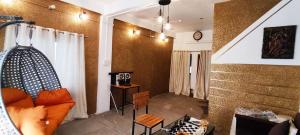 een woonkamer met een bank en een tafel bij Ramashray - Spiritual कुटिया in Ayodhya