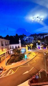 eine Stadtstraße in der Nacht mit einem Flugzeug, das über uns fliegt in der Unterkunft 2 pièces , Centre ville , 100 mètres des plages. in Menton