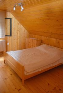 Postel nebo postele na pokoji v ubytování Brunarica Petric - Bela krajina - Komarna vas - Smučišče Gače - Semič