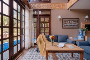 Posezení v ubytování SaffronStays Tudor San Ann - 5BR Candolim villa with infinity pool, lift & sunrise-view rooms near beach