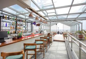 Lounge nebo bar v ubytování HOTEL BHRIKUTI TARA