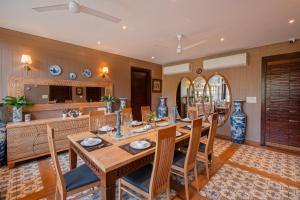 Fotografie z fotogalerie ubytování SaffronStays Tudor San Ann - 5BR Candolim villa with infinity pool, lift & sunrise-view rooms near beach v destinaci Goa + 24 fotografií