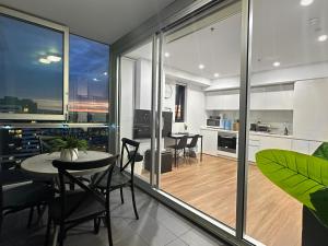 een keuken en eetkamer met een tafel en stoelen bij CBD Penthouse View Apartment in Adelaide
