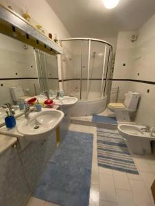 baño grande con 2 lavabos y ducha en Come a Casa!, en Oristano
