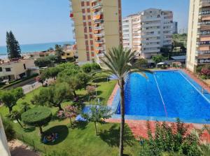 une grande piscine dans une ville avec des bâtiments dans l'établissement apartamento con vistas al mar a pocos metros de la playa, à Valence