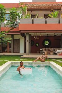 un hombre y una mujer en una piscina en Lasai Villas en Gili Air