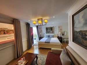 een slaapkamer met een bed en een woonkamer bij Saigon By Night Boutique Hotel in Ho Chi Minh-stad